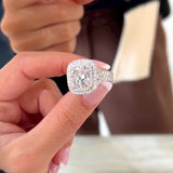 Frieda – Engagement ring with round gemstone.