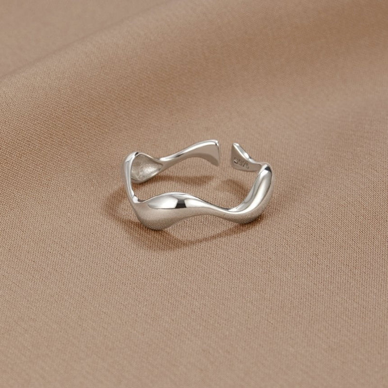 Waves – Elegant Minimalist Ring