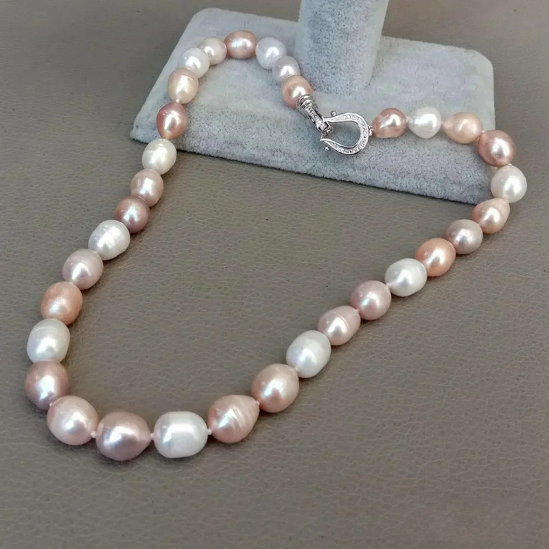 Carina – Gold Collar with Subtle Sparkle