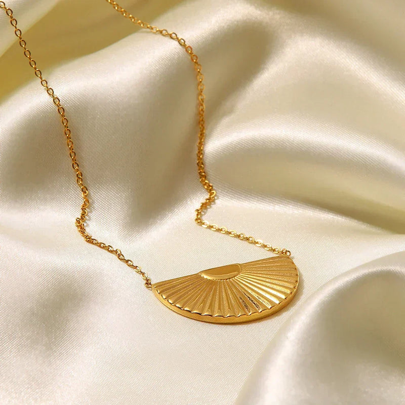 Eleonora – Gold Necklace with Large Pendant