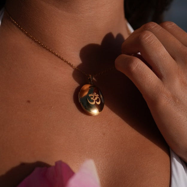 Alena – Delicate Gold Necklace with Floral Accent