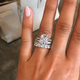 Iris – Diamond ring with oval gemstone.