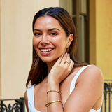 Amira – Heart-shaped earrings in gold tone.