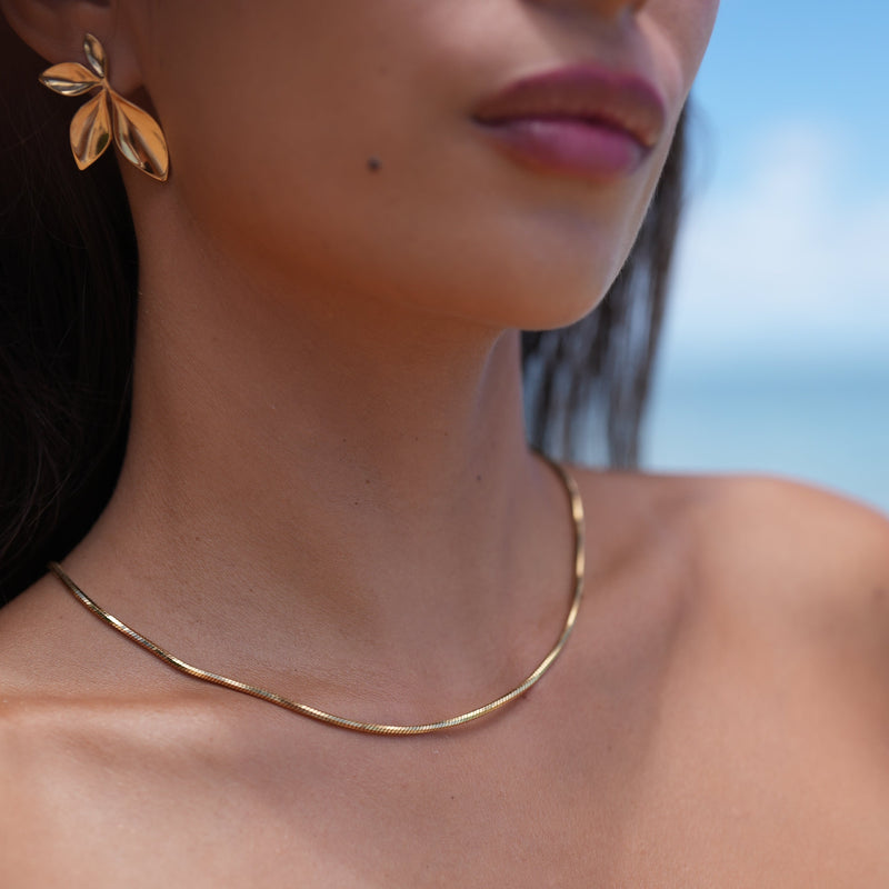 Tereza – Delicate Gold Collar with Round Detail