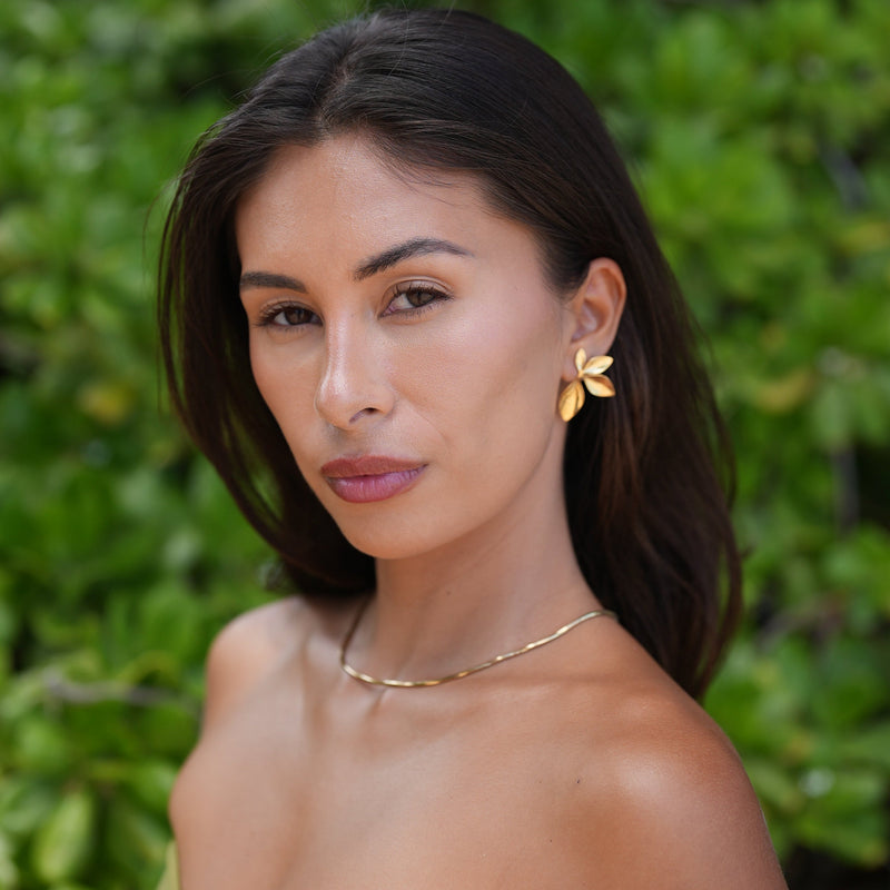Tereza – Delicate Gold Collar with Round Detail