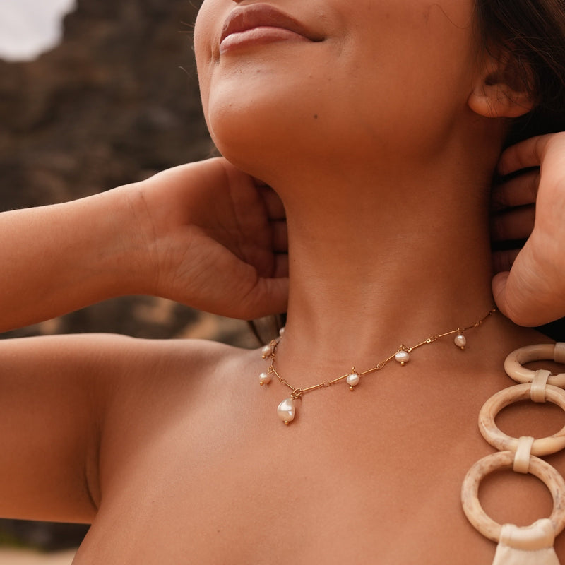 Greta – Gold collar adorned with delicate pearls