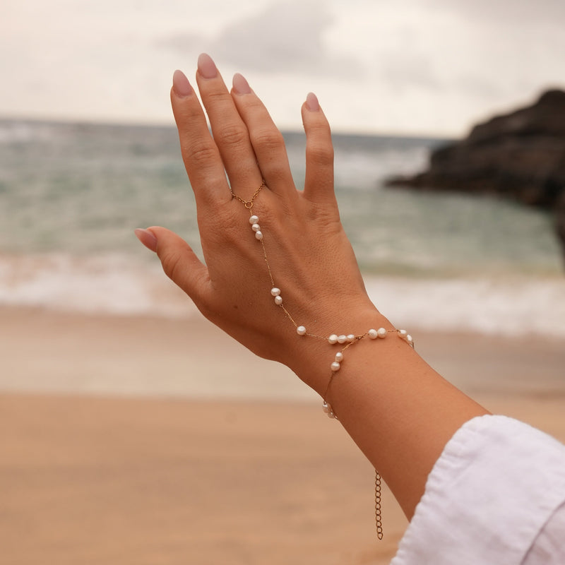 Nora – Delicate Gold Chain with Round Pendant