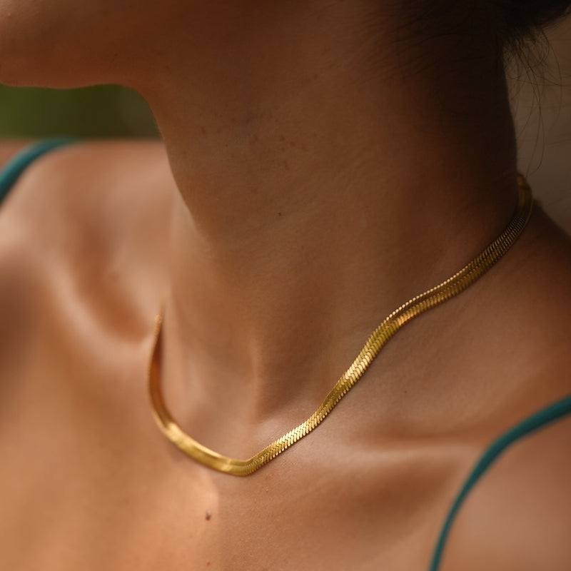 Johana – Elegant gold necklace with harmonious design