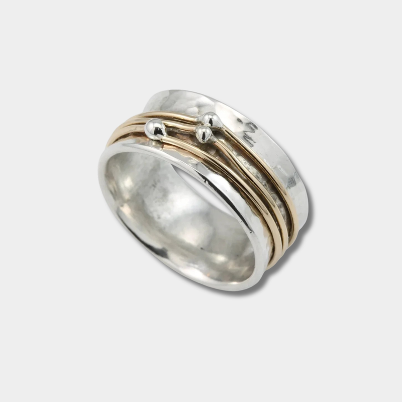 Marlene – Wide ring with elegant hammered finish and golden details