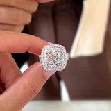 Frieda – Engagement ring with round gemstone.