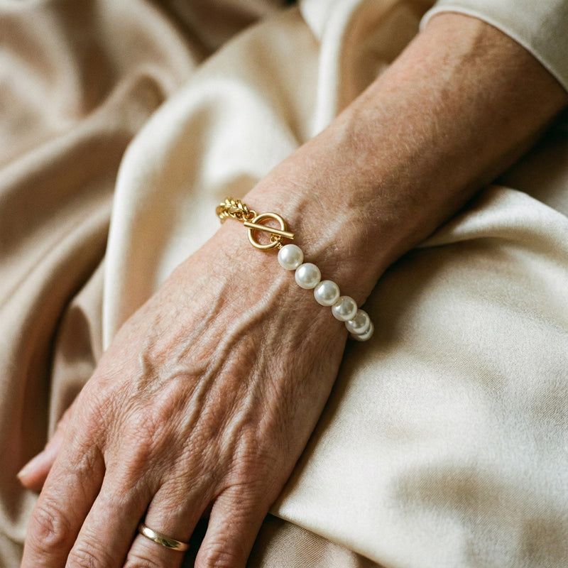 Elegant gold bracelet with pearls