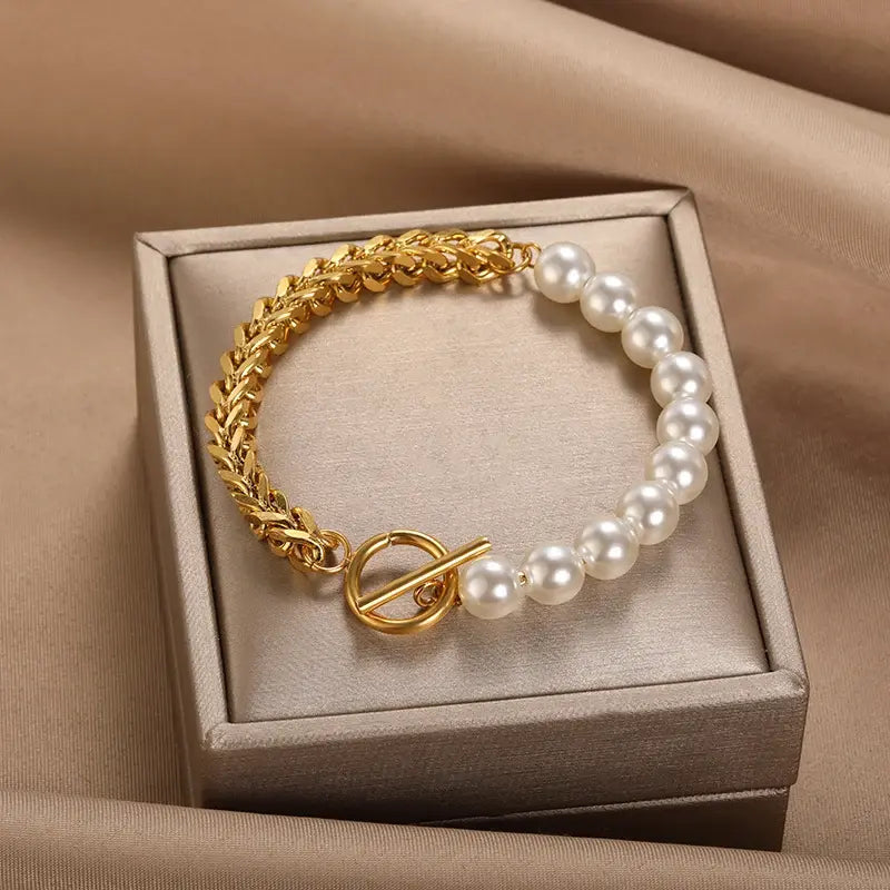 Elegant gold bracelet with pearls