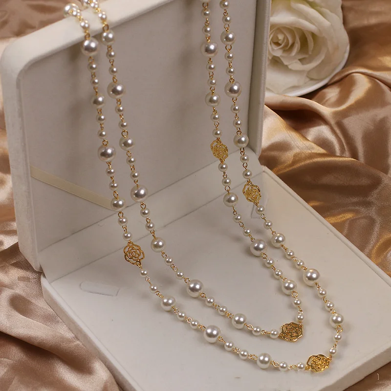 Elegant gold necklace with pearl