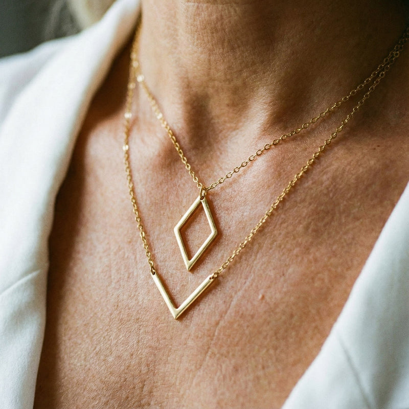Elegant collar with geometric V-shaped pendant