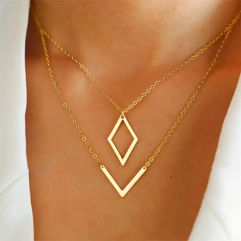 Elegant collar with geometric V-shaped pendant