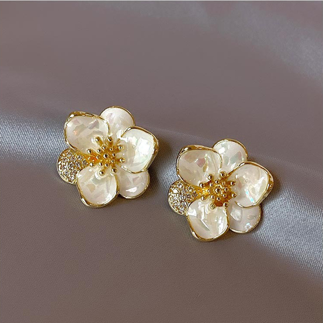 Elegant gold earrings in the shape of flower petals