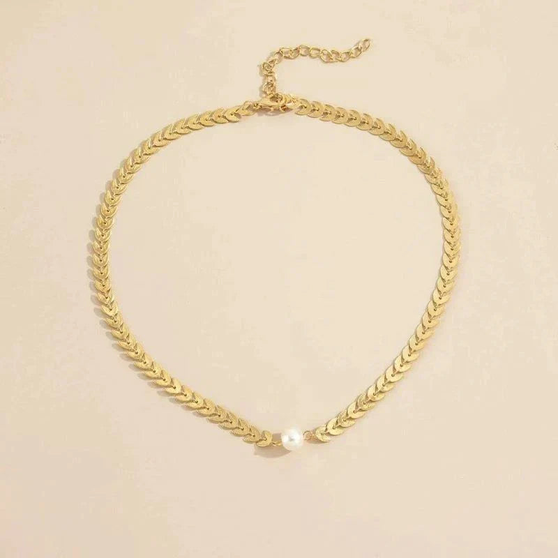 Greek collar with pearl in gold
