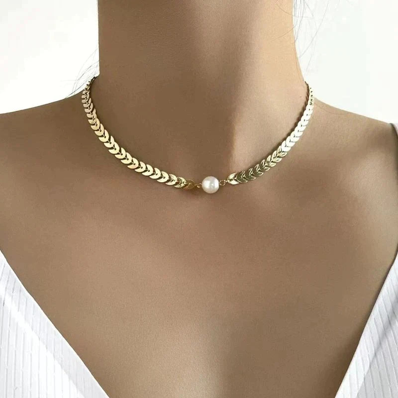 Greek collar with pearl in gold