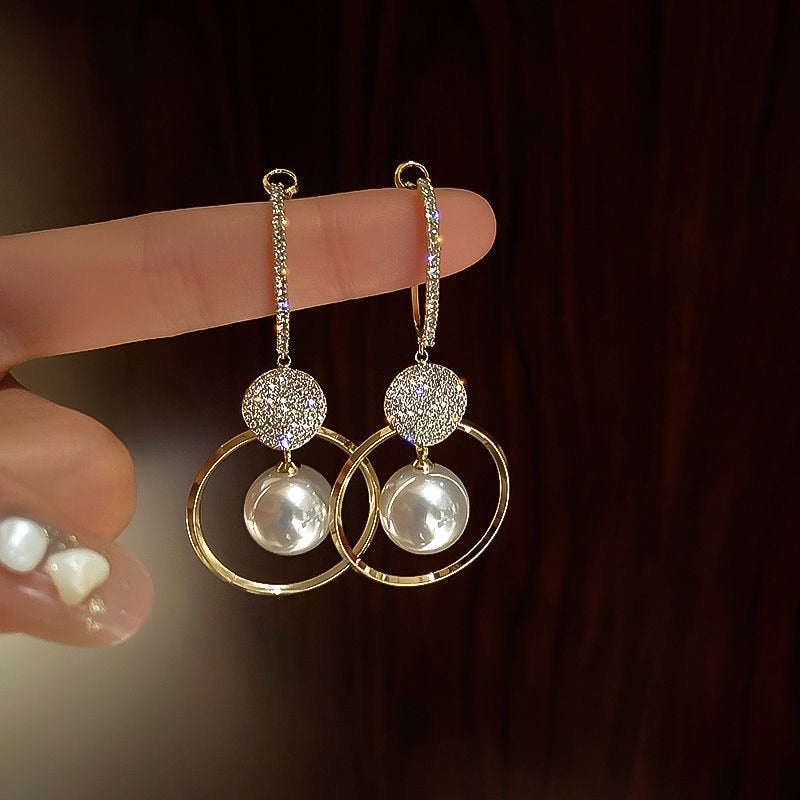 Charlotte – Gold earrings in an elegant drop shape