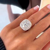 Frieda – Engagement ring with round gemstone.