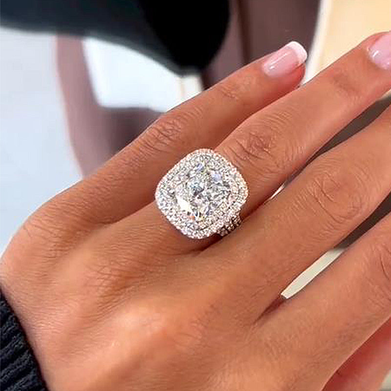 Frieda – Engagement ring with round gemstone.