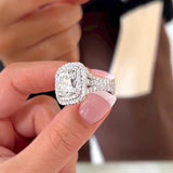 Frieda – Engagement ring with round gemstone.