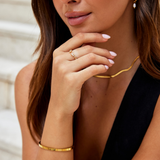 Johana – Open curved ring in gold plating.
