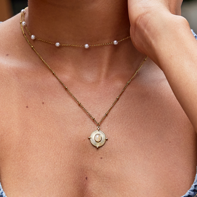 Annika – Delicate Gold Necklace with Square Pendant
