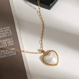 Viktorie – Elegant gold necklace with pendant