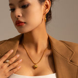 Amálie – Modern Gold Necklace with Pendant.