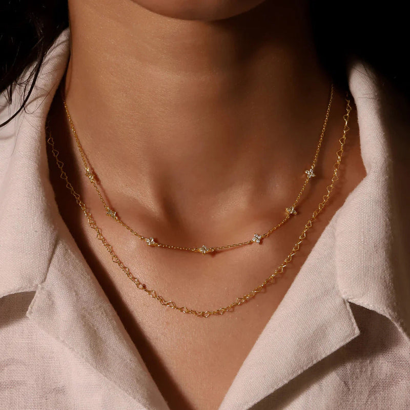Veronica – Delicate Silver Chain with Vertical Pendant