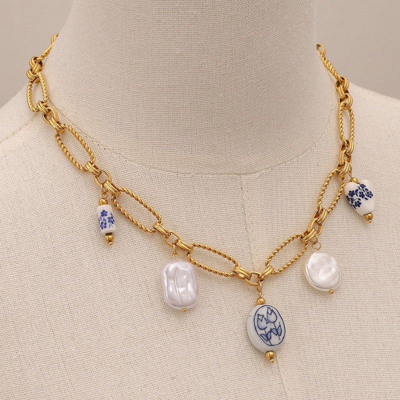 Lena - Gold necklace with stone embellishments.