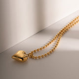 Amálie – Modern Gold Necklace with Pendant.