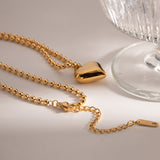 Amálie – Modern Gold Necklace with Pendant.