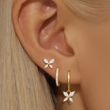 Patricia – Gold earrings with a delicate design.