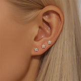 Amélie – Delicate gold earrings with a flowing design.