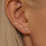 Amélie – Delicate gold earrings with a flowing design.