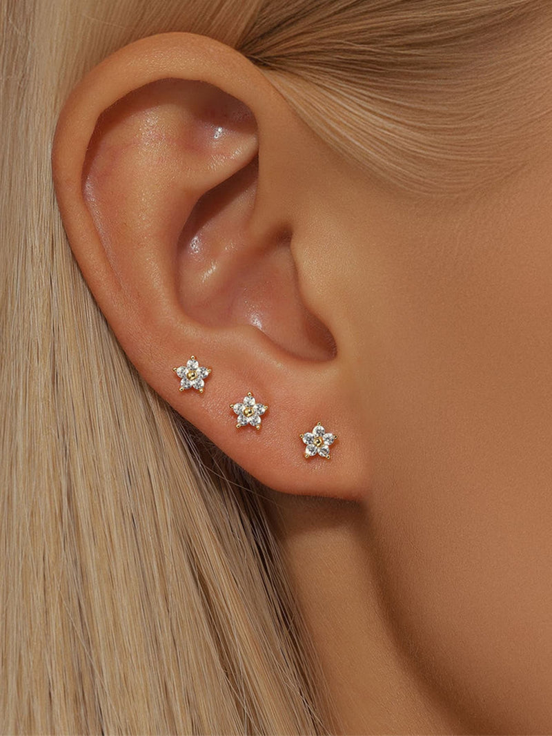 Amélie – Delicate gold earrings with a flowing design.