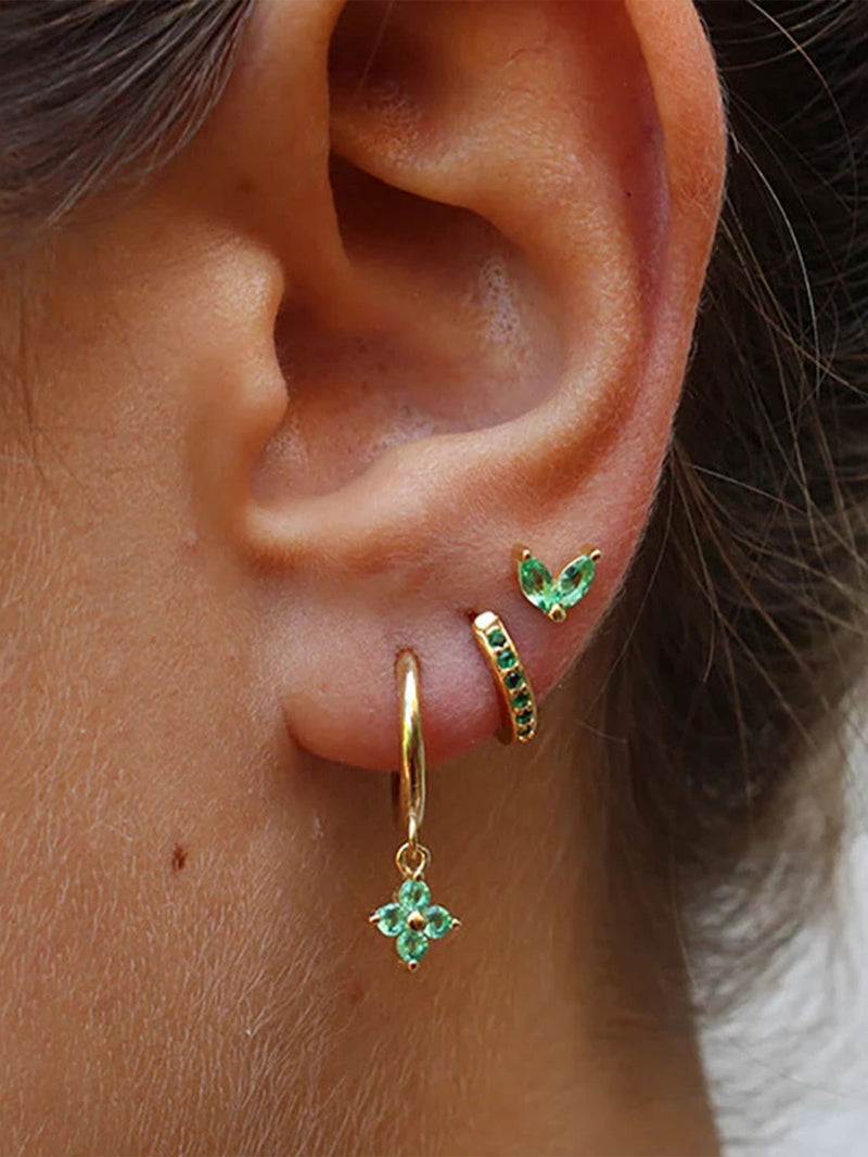 Amira – Gold earrings with structured design.