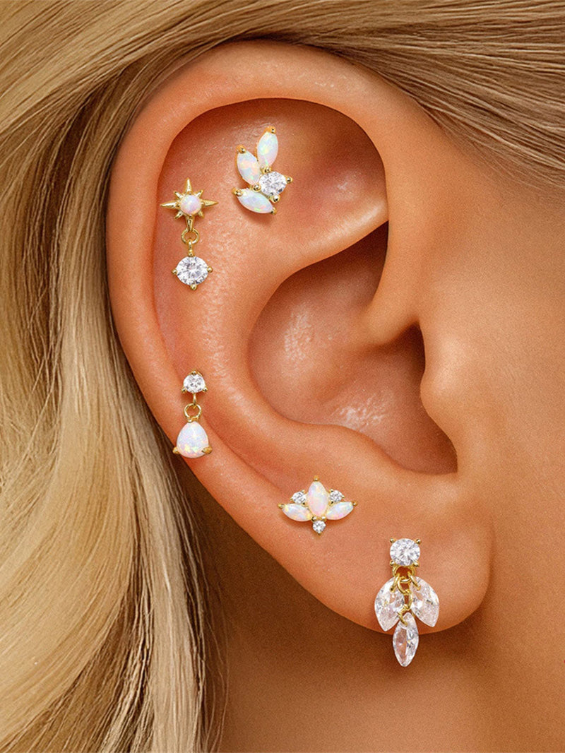 Kateřina – Elegant gold earrings with a moving design.