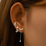 Carla – Gold earrings with an elegant curve.