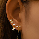 Carla – Gold earrings with an elegant curve.