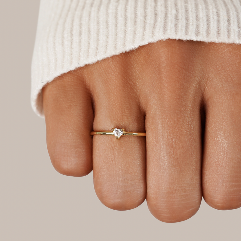 Leonie – Elegant gold ring with a polished finish.