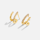 Sabina – Gold earrings with a geometric design.