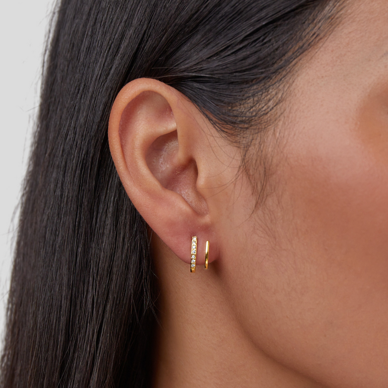 Sabina – Gold earrings with a geometric design.