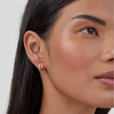 Sabina – Gold earrings with a geometric design.