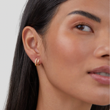 Sabina – Gold earrings with a geometric design.