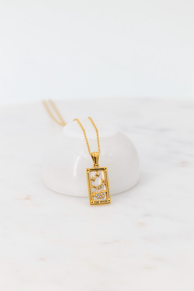 Sabina – Gold Necklace with Elegant Pendant