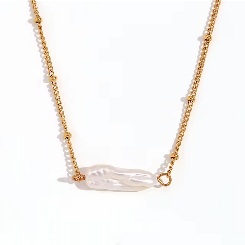 Isabela – Gold Necklace with Rectangular Pendant