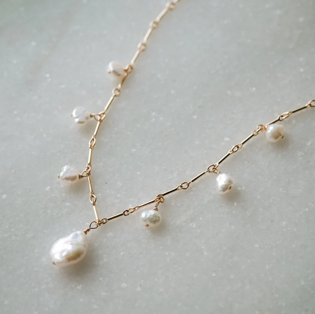 Greta – Gold collar adorned with delicate pearls